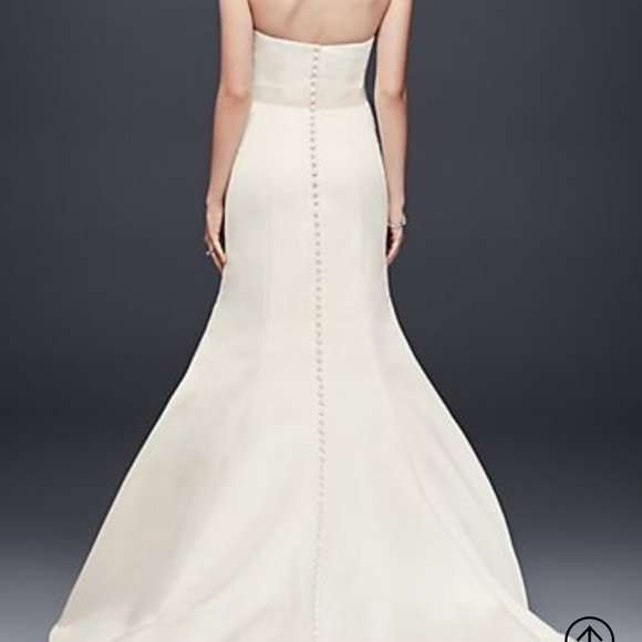 New wedding dress with tags attached - Picture 11 of 11